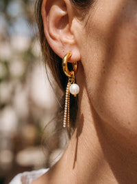 Stella & Perla – goldfarbene asymmetrische Ohrringe mit Stern- und Perlenmotiven – EH05, Ansicht 5
