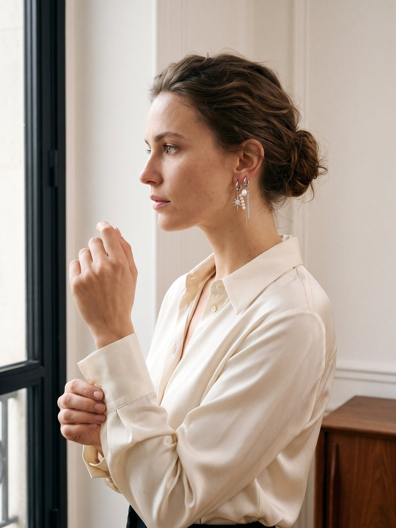 Stella & Perla – silberfarbene asymmetrische Ohrringe mit Stern- und Perlenmotiven – EH05B, Ansicht 3