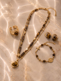Tigerauge-Schmuckset mit Kette, Ohrringen, Ring und Armband in der Gesamtansicht – Forza Gentile