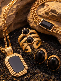 Nahaufnahme des schwarzen Obsidian-Schmucks und seiner goldfarbenen Details – Forza Gentile