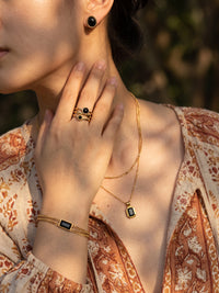 Schwarzer Obsidian-Schmuck am Model getragen – Forza Gentile
