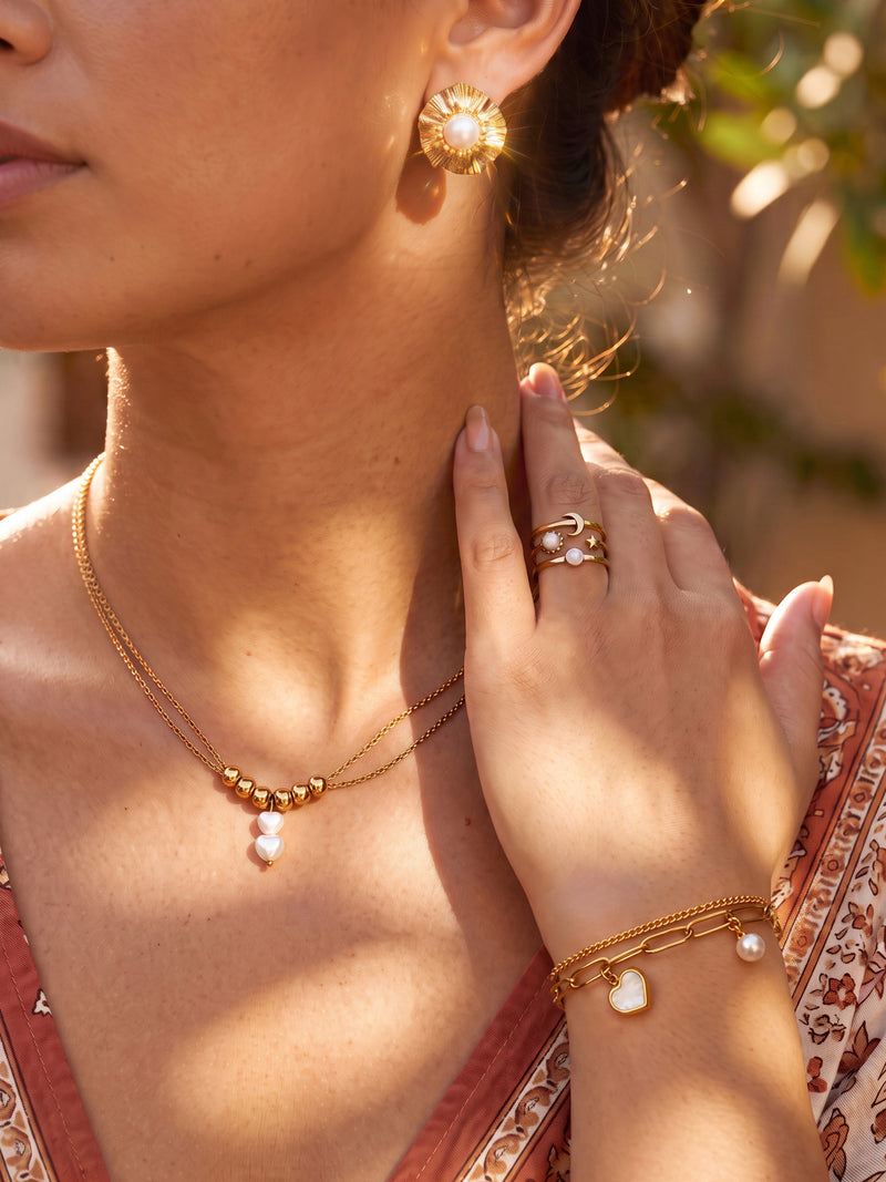 Heller Schmuck mit Perlen- und Perlmutt-Details am Model getragen – Forza Gentile