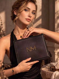 Model mit schwarzer NemoMatheo-Geschenkbox und schwarz-goldfarbenem Schmuck – Anima in Fiore, Edition 02