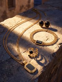 Schwarzes Obsidian-Schmuckset mit goldfarbenen Details in der Gesamtansicht – Anima in Fiore