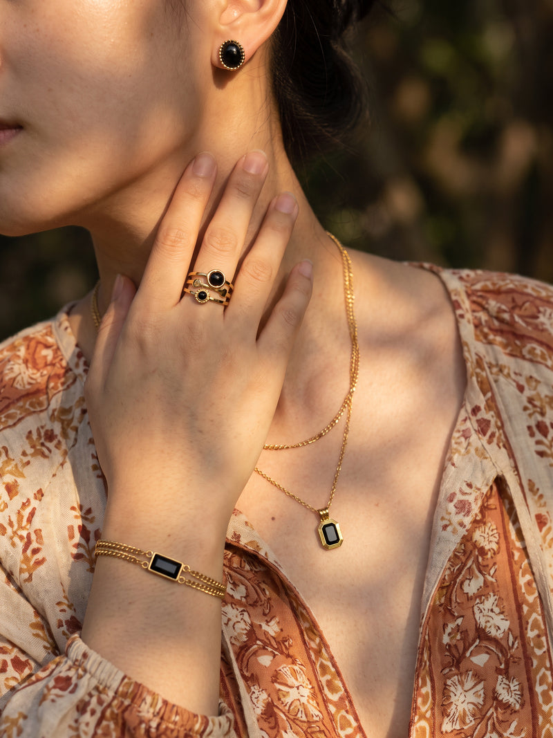 Schwarzer Obsidian-Schmuck am Model getragen – Anima in Fiore
