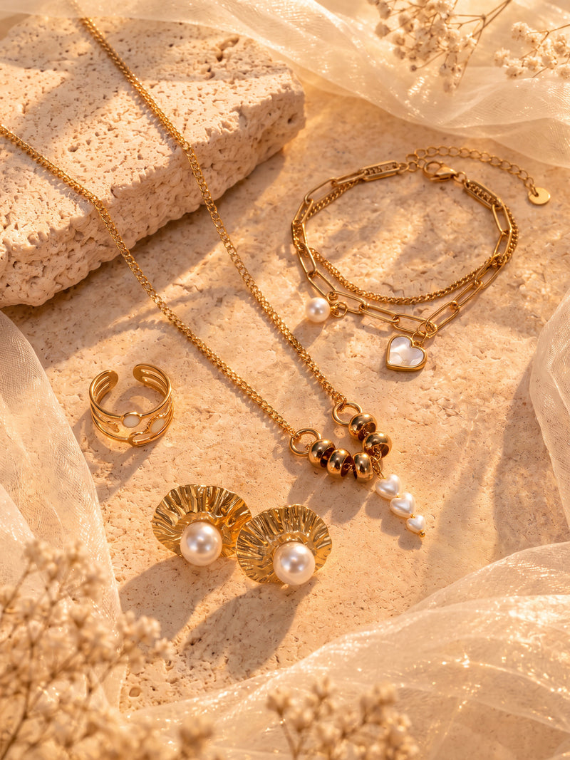 Helles Schmuckset mit Perlen- und Perlmutt-Details in der Gesamtansicht – Anima in Fiore