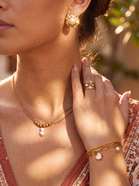Heller Schmuck mit Perlen- und Perlmutt-Details am Model getragen – Anima in Fiore