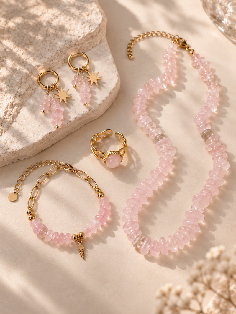 Rosafarbenes Schmuckset mit goldfarbenen Details in der Gesamtansicht – Anima in Fiore