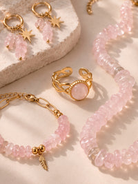 Nahaufnahme des rosafarbenen Schmucksets und seiner goldfarbenen Details – Anima in Fiore