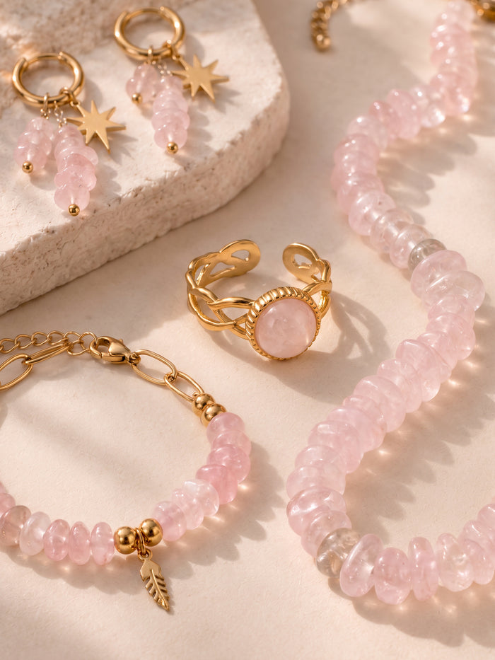Nahaufnahme des rosafarbenen Schmucksets und seiner goldfarbenen Details – Anima in Fiore
