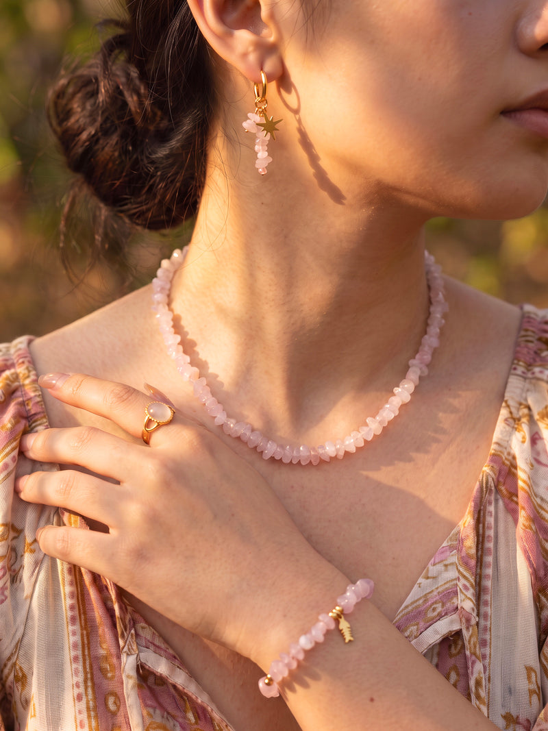 Rosafarbener Schmuck am Model getragen – Anima in Fiore