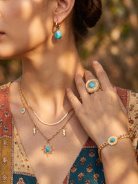 Türkisfarbener Schmuck am Model getragen – Anima in Fiore