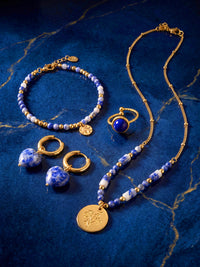 Blau-weißes Schmuckset mit goldfarbenen Details in der Gesamtansicht – Anima in Fiore