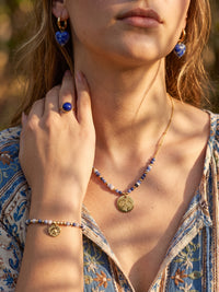 Blau-weißer Schmuck am Model getragen – Anima in Fiore