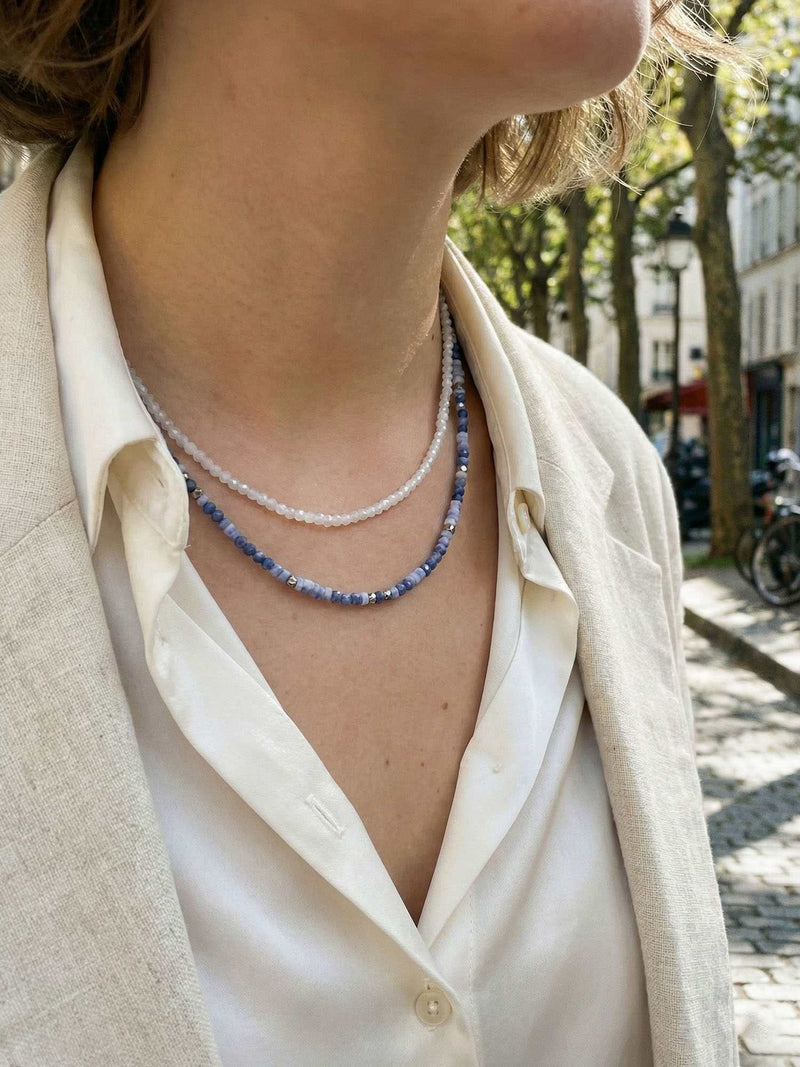 Kette Amethyst Facettiert – Detailaufnahme am Hals getragen, Nahaufnahme Anhaenger und Perlen