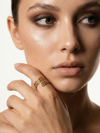 Arabesque Offener Ring Gold am Finger getragen