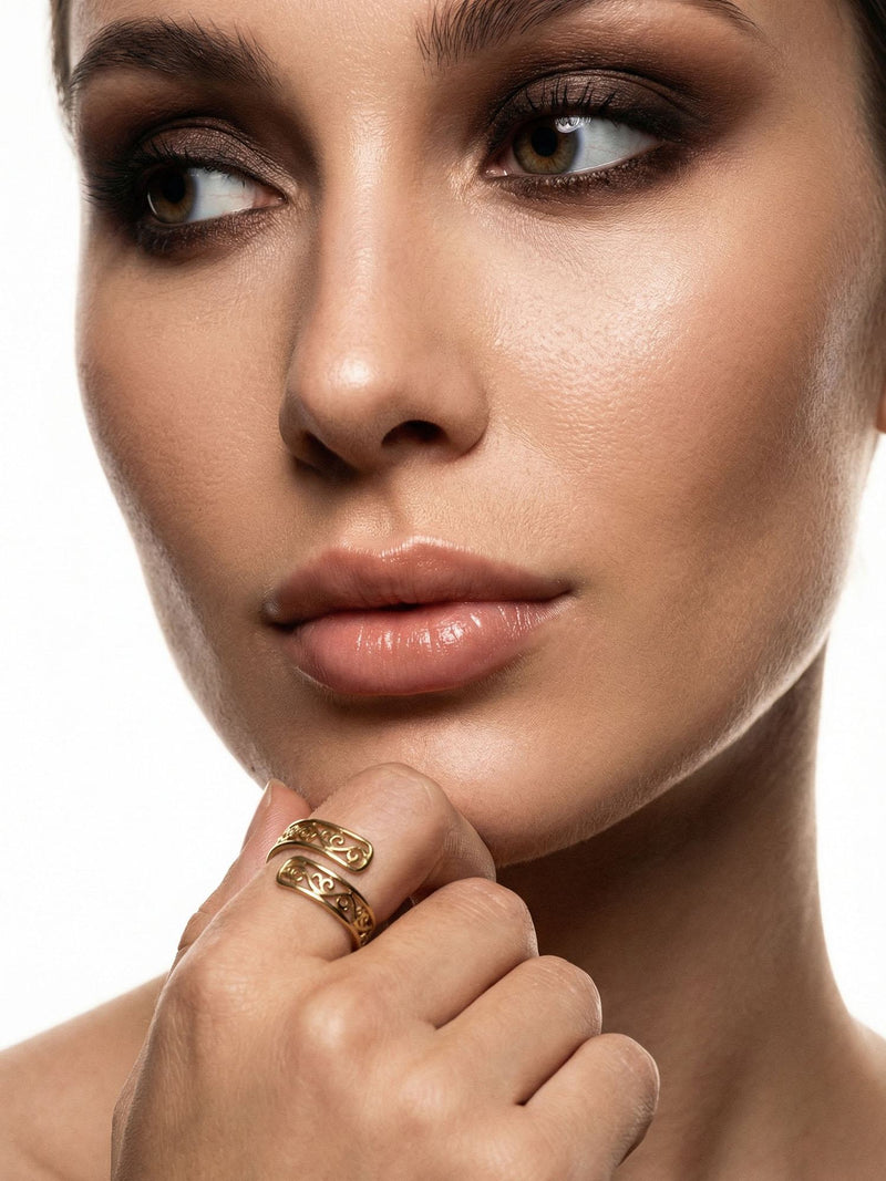 Arabesque Offener Ring Gold am Finger getragen