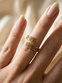 Arabesque Offener Ring Gold Handansicht Nahaufnahme
