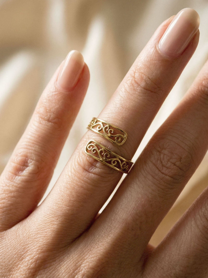 Arabesque Offener Ring Gold Handansicht Nahaufnahme