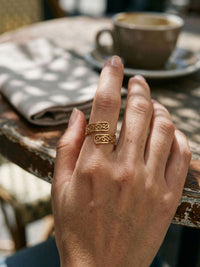 Arabesque Offener Ring Gold Lifestyle-Setting im Cafe