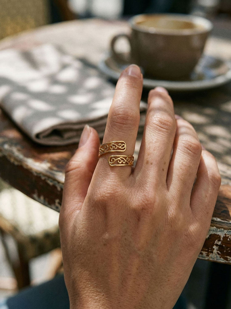 Arabesque Offener Ring Gold Lifestyle-Setting im Cafe