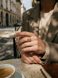 Arabesque Offener Ring Gold Lifestyle-Setting im Cafe