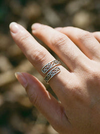 Arabesque Offener Ring Silber Handansicht Nahaufnahme