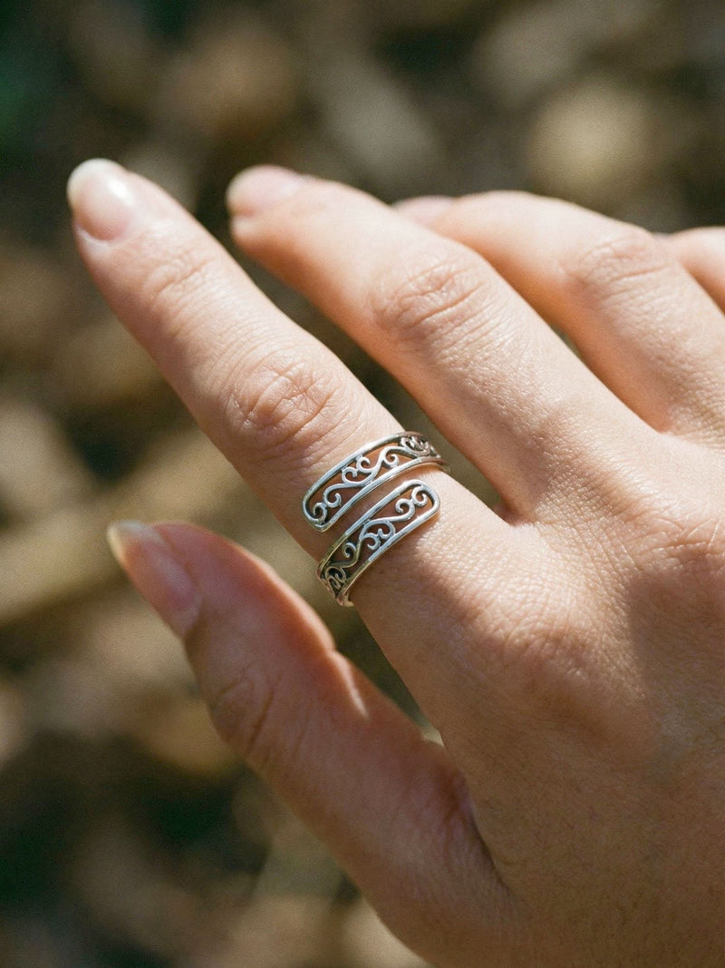 Arabesque Offener Ring Silber Handansicht Nahaufnahme