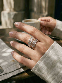Arabesque Offener Ring Silber Lifestyle-Setting im Cafe