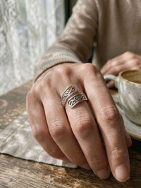 Arabesque Offener Ring Silber Lifestyle-Setting im Cafe