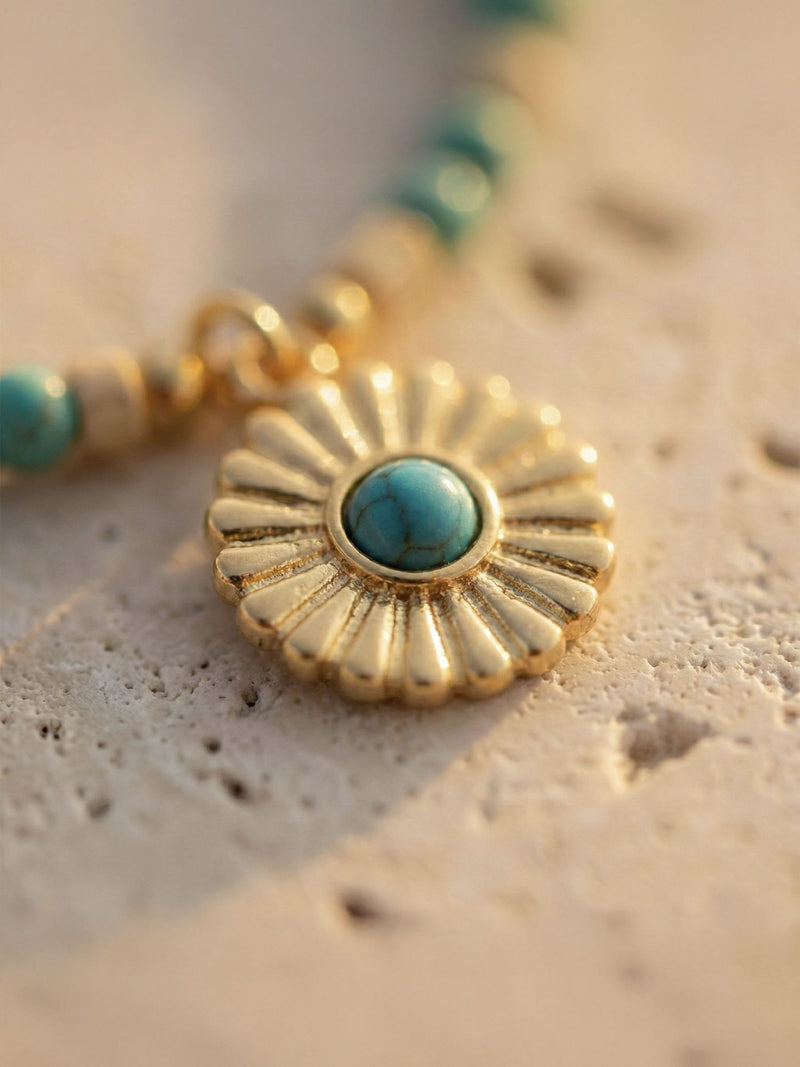 Sonnenblumen Charm mit Turkis Cabochon Makroaufnahme - 18K vergoldeter Boho Schmuck Anhaenger auf Naturstein
