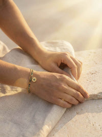Afrikanischer Turkis Armband Lifestyle Foto - Elegantes Boho Handschmuck beim entspannten Tragen im Sonnenlicht
