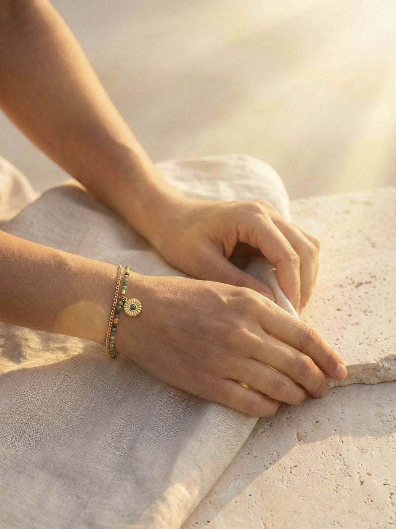 Afrikanischer Turkis Armband Lifestyle Foto - Elegantes Boho Handschmuck beim entspannten Tragen im Sonnenlicht