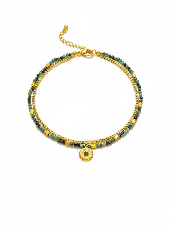 Afrikanischer Turkis Armband komplett auf weissem Hintergrund - Doppelreihiges Boho Design mit goldenem Sonnenblumen Charm