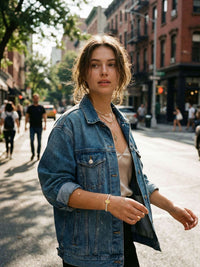 Armband Benedizione Street-Style – Model mit Kristallarmband und Jeansjacke in der Stadt, laessiger Alltagslook