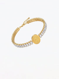 Armband Benedizione Produktbild – Baguette-Zirkonia-Tennisarmband mit goldener Guadalupe-Medaillon-Fassung auf weissem Hintergrund