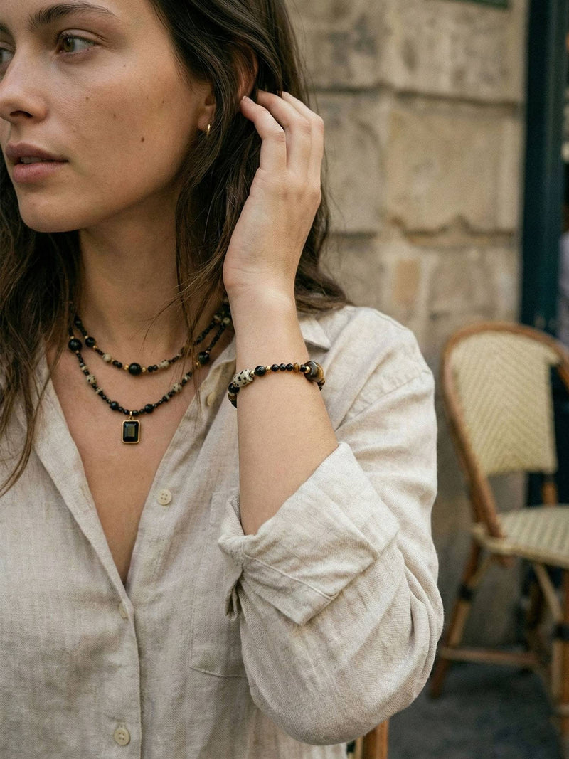 Armband Eclipse getragen von Model – mystisches Steinarmband zum modernen Alltagslook