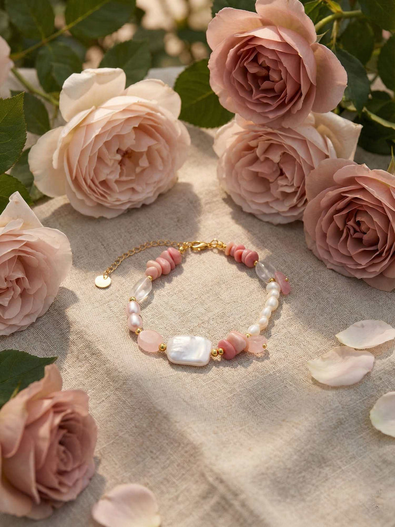 Boho Perlenarmband mit Barockperle zwischen blühenden Gartenrosen - Romantischer Naturschmuck im Sonnenlicht