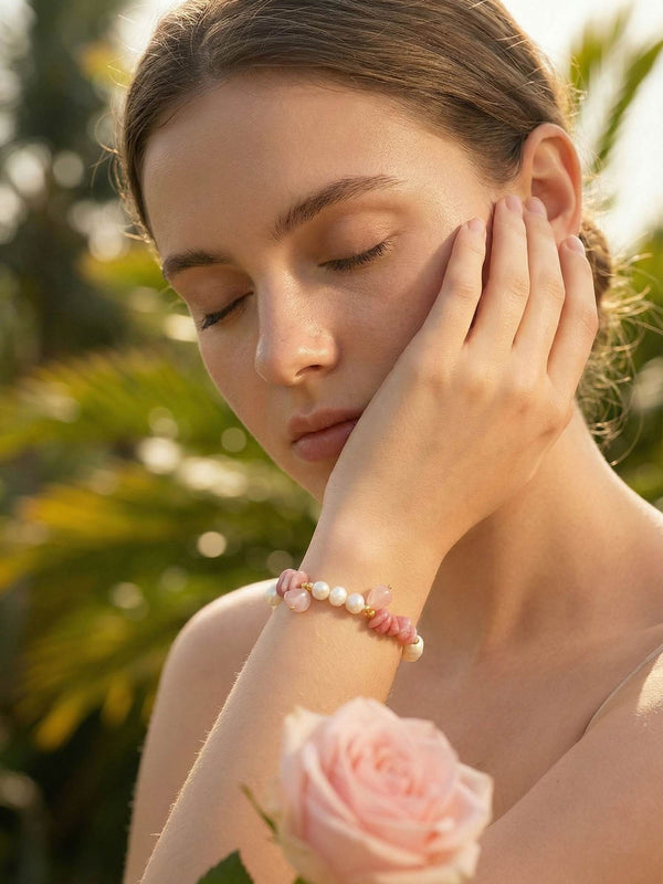 Verträumtes Portrait mit Rhodonit Perlenarmband und rosa Rose - Künstlerische Schmuckfotografie