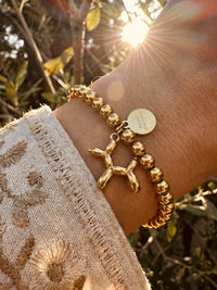 Armband Glückshund – Ballonhund Perlenarmband mit Good-Luck-Plättchen, 18K vergoldet – Detailaufnahme, Nahaufnahme