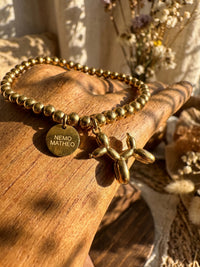 Armband Glückshund – Ballonhund Perlenarmband mit Good-Luck-Plättchen, 18K vergoldet – Detailaufnahme, Nahaufnahme