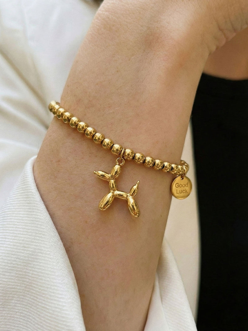 Armband Glueckshund getragen von Model – verspieltes Goldarmband zum laessigen Alltagslook