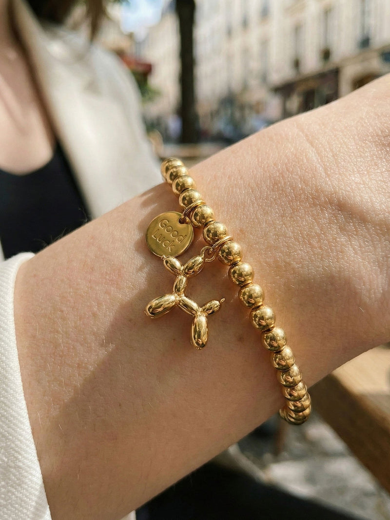 Armband Glueckshund Lifestyle – gluecksbringendes Perlenarmband im Sonnenlicht getragen