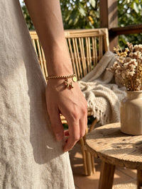 Armband Glückshund – Ballonhund Perlenarmband mit Good-Luck-Plättchen, 18K vergoldet – Lifestyle-Aufnahme