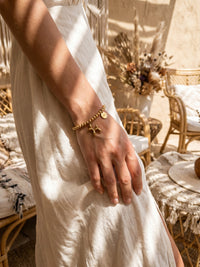 Armband Glückshund – Ballonhund Perlenarmband mit Good-Luck-Plättchen, 18K vergoldet – Lifestyle-Aufnahme