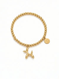 Armband Glueckshund – Goldenes Perlenarmband mit Ballonhund-Anhaenger und Good-Luck-Plaettchen, 18K vergoldet, weisser Hintergrund