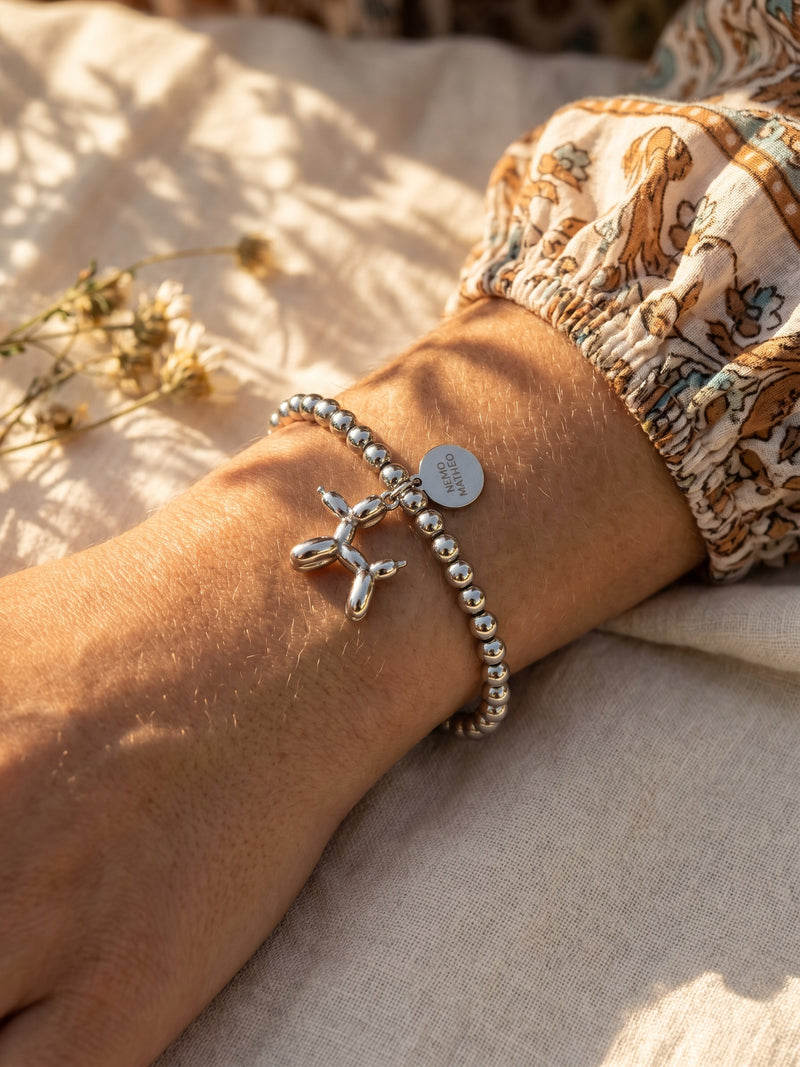 Armband Glückshund – Ballonhund Perlenarmband mit Good-Luck-Plättchen, silberfarben – Detailaufnahme, Nahaufnahme