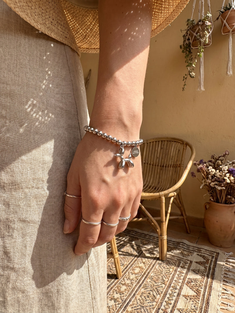 Armband Glückshund – Ballonhund Perlenarmband mit Good-Luck-Plättchen, silberfarben – Lifestyle-Aufnahme