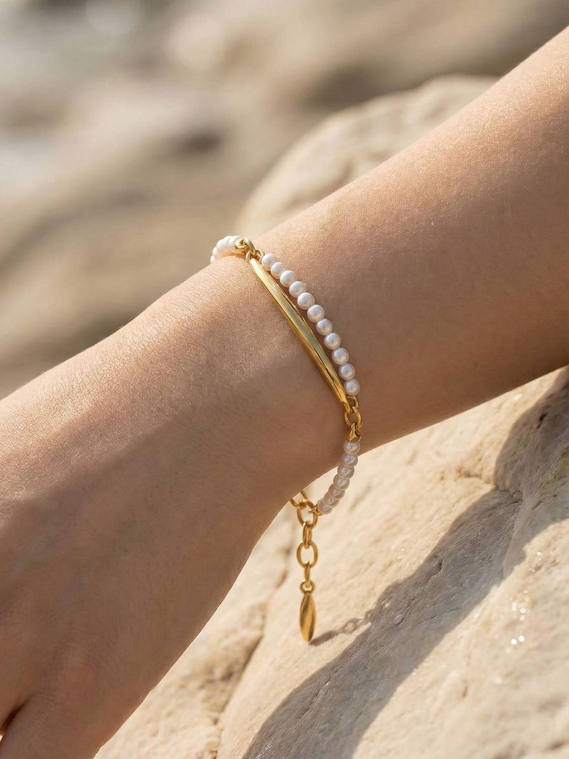 Nahaufnahme Perlenarmband Elva am Handgelenk im Sonnenlicht auf Sandsteinfelsen