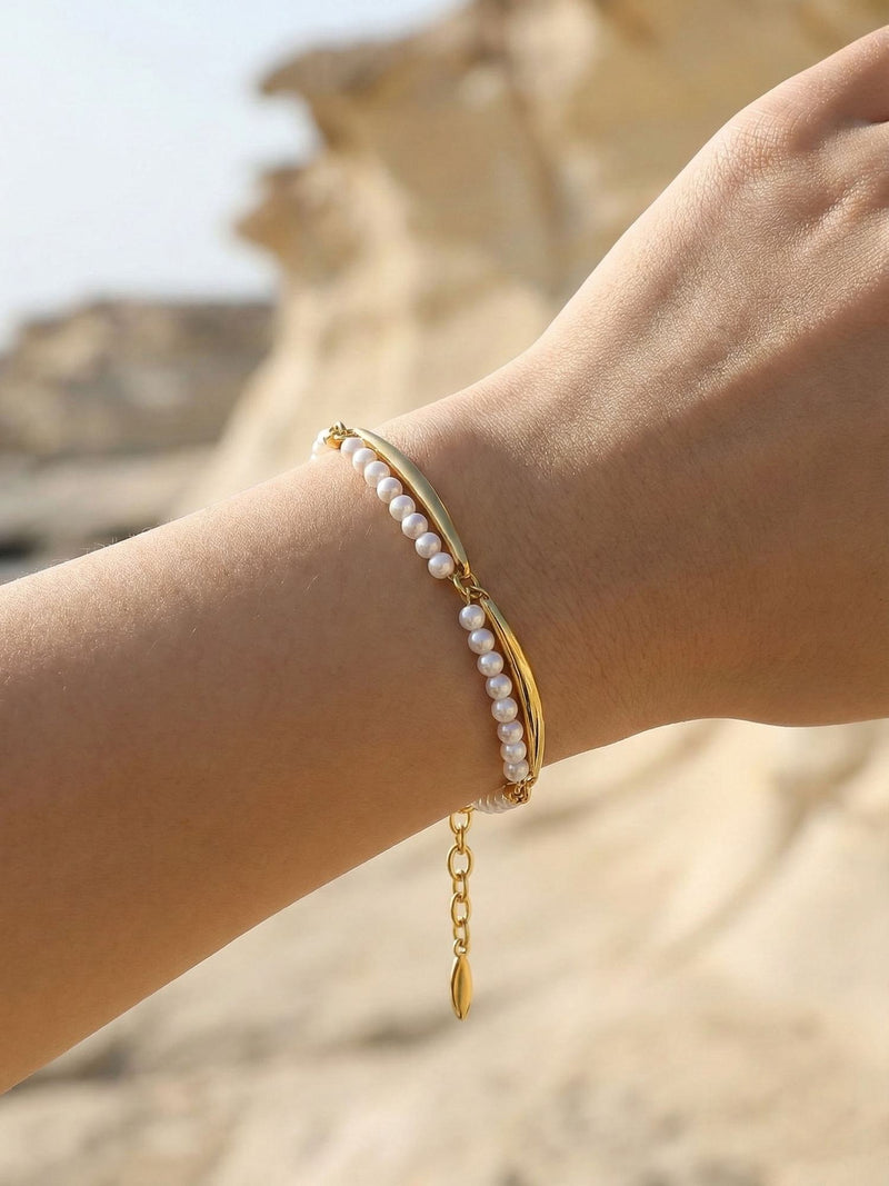 Handgelenk-Detailfoto Perlenarmband Elva doppelreihiges Design im warmen Sonnenlicht